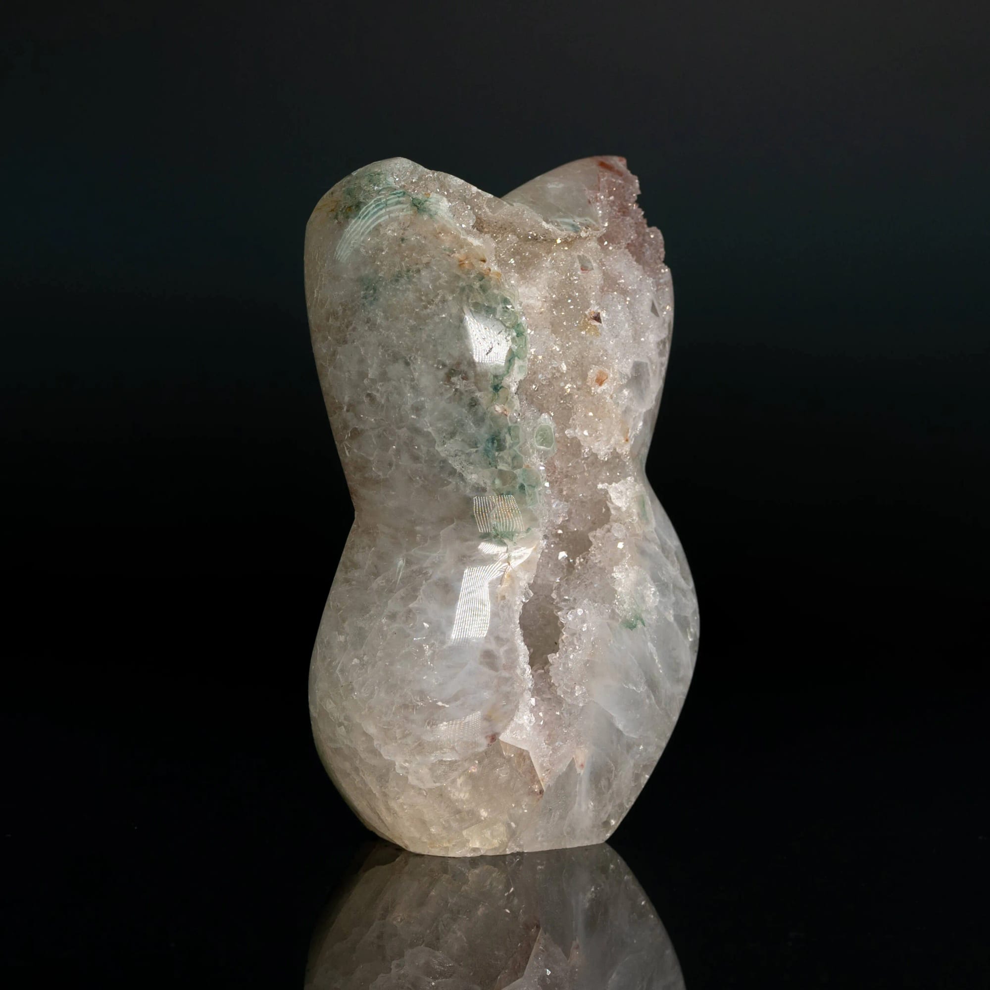 Geoda de cuarzo blanco y verde, forma alta, sobre fondo negro con reflejo